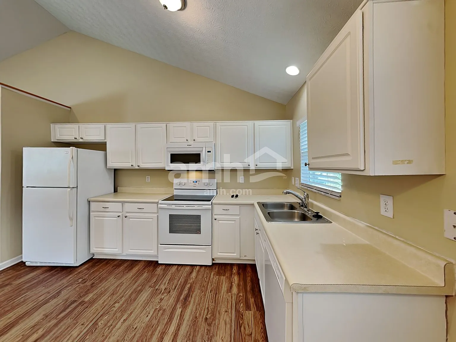 3 bed, 2.5 bath, 1817 sqft, $2,500 — Photo 3