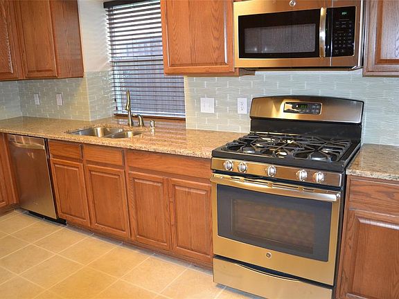 4th image of 11502 Chaucer Dr
