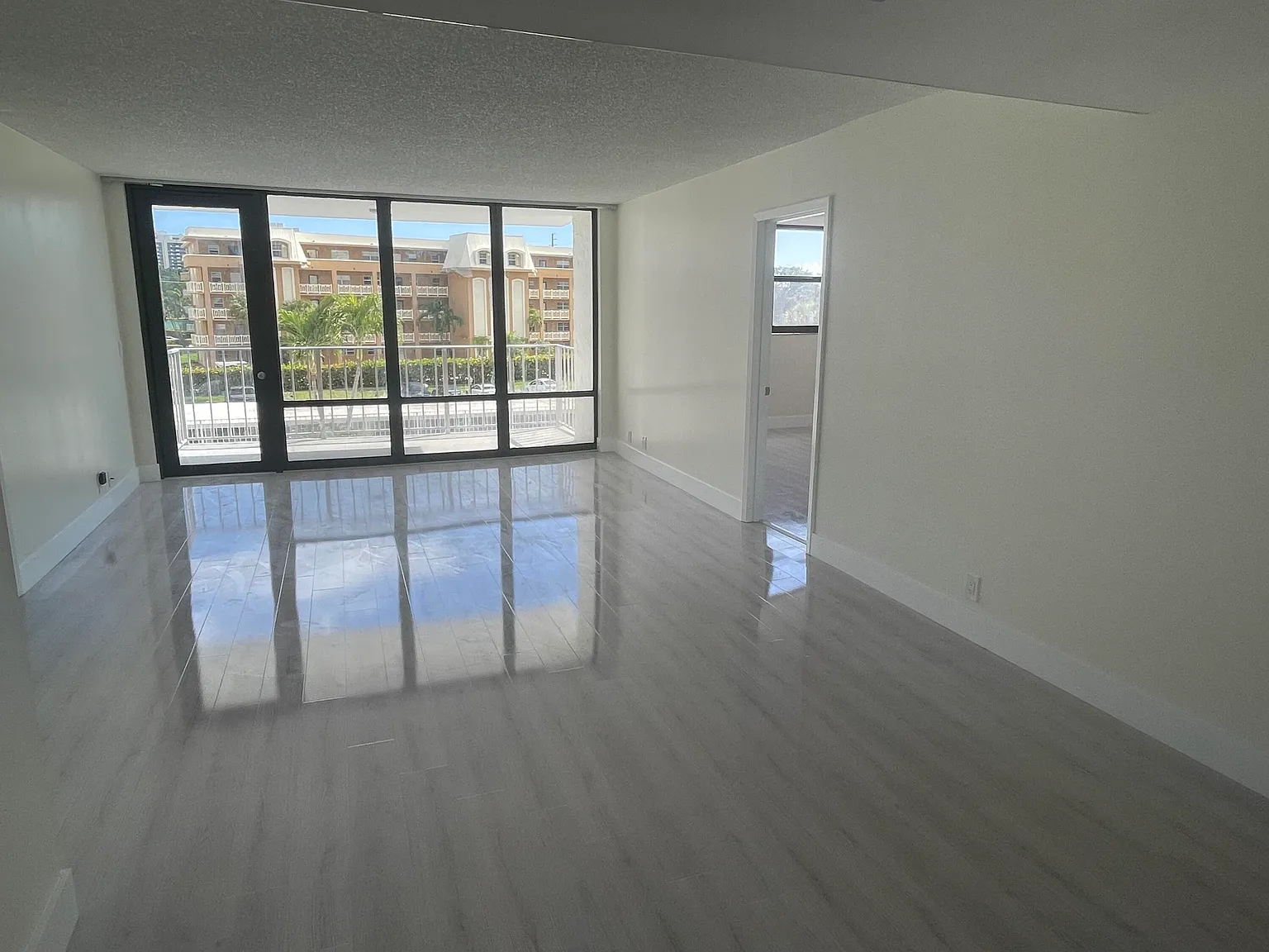 Gemini Condo — Photo 2