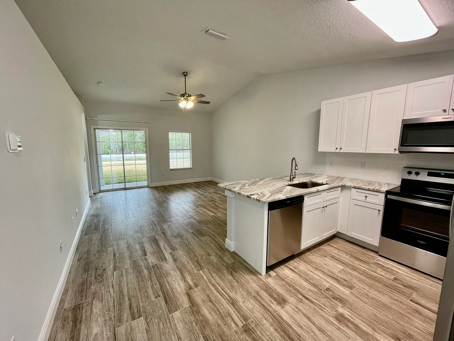 2 bed, 844 sqft, $1,400 — Photo 2