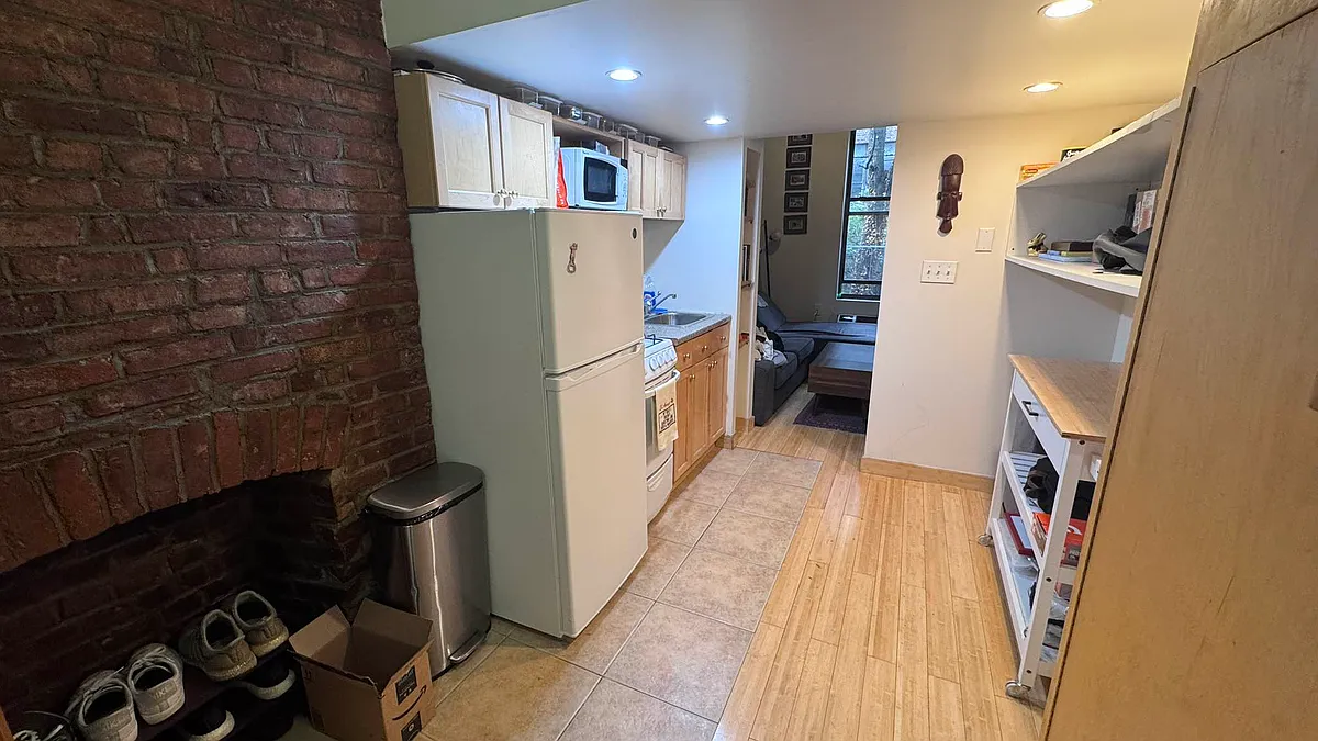 Building Photo - 321 W 30th St #B3