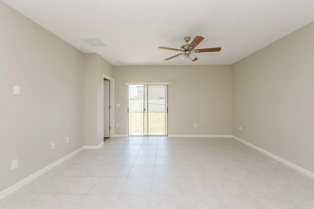 5 bed, 2.5 bath, 2415 sqft, $2,800 — Photo 4