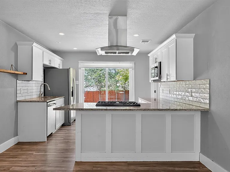 2321 Lakehurst Dr — Photo 2