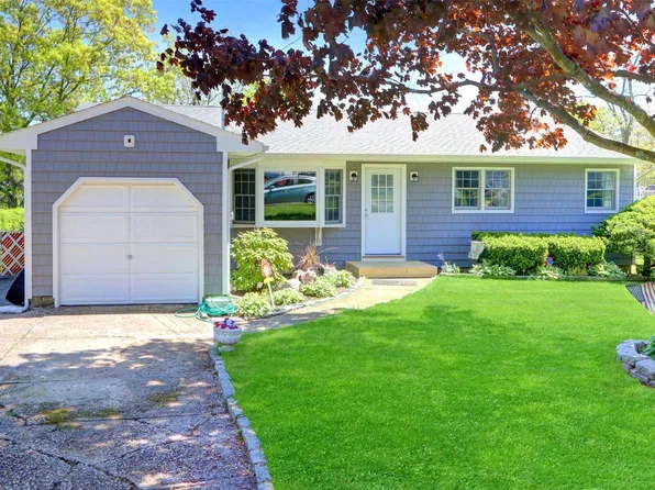 77 Serene Place, Hauppauge, NY 11788