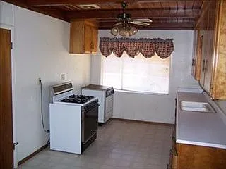 1402 Youngs Ln photo 1