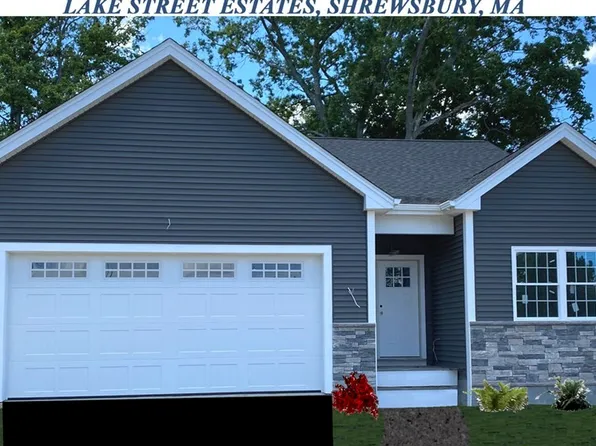 14 Country Club Blvd #4, Dudley, MA 01571