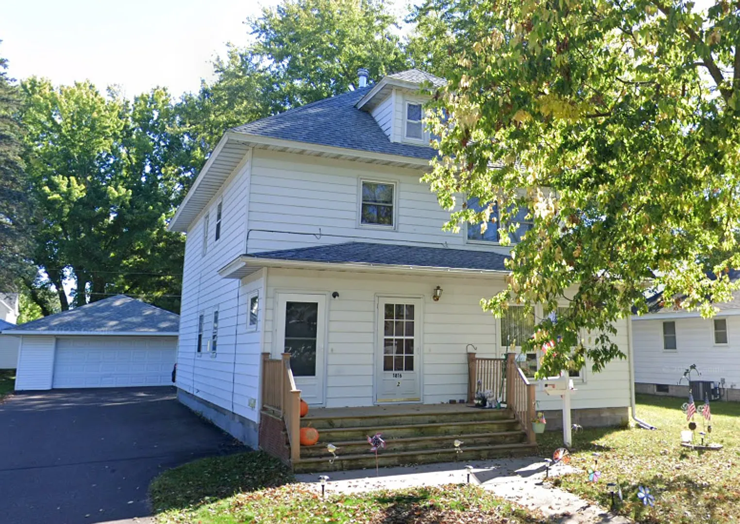 2 Bedroom / 1 Bathroom - Upper Duplex — Photo 1