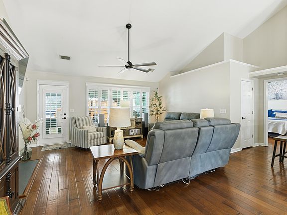 5th image of 212 Ashford Cir