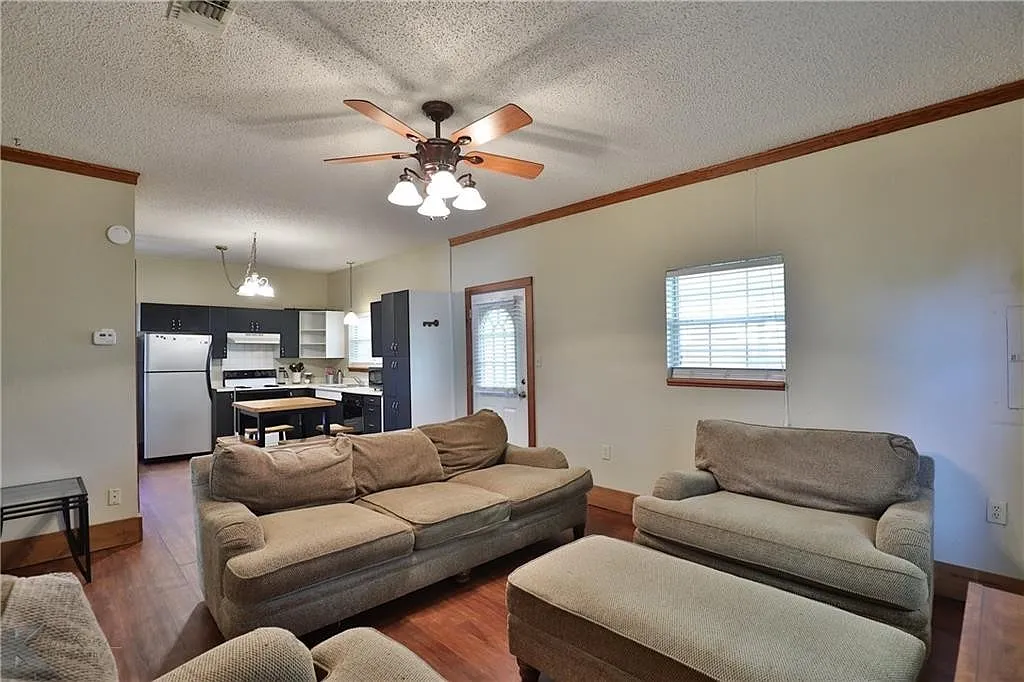 Cute 1-bedroom, 1.5-bath — Photo 4