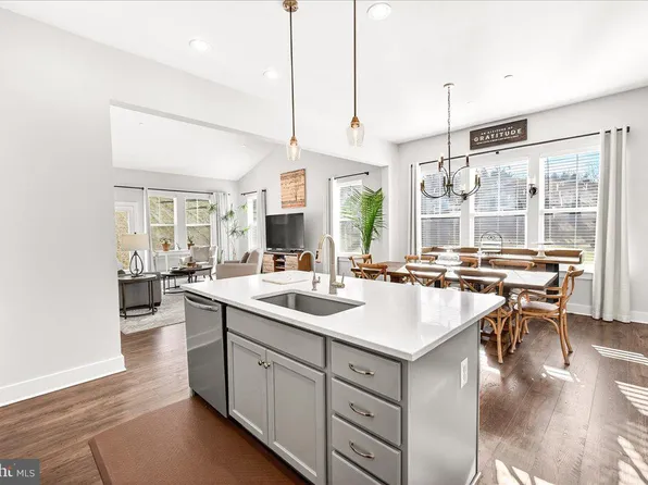 2896 Town View Cir, New Windsor, MD 21776