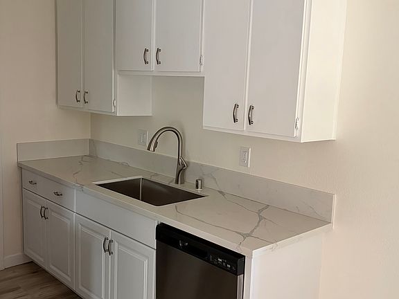 5th image of 295 Tamarack Ave