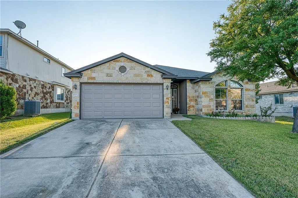 4 bed, 2.0 bath, 1701 sqft, $2,095 — Photo 1