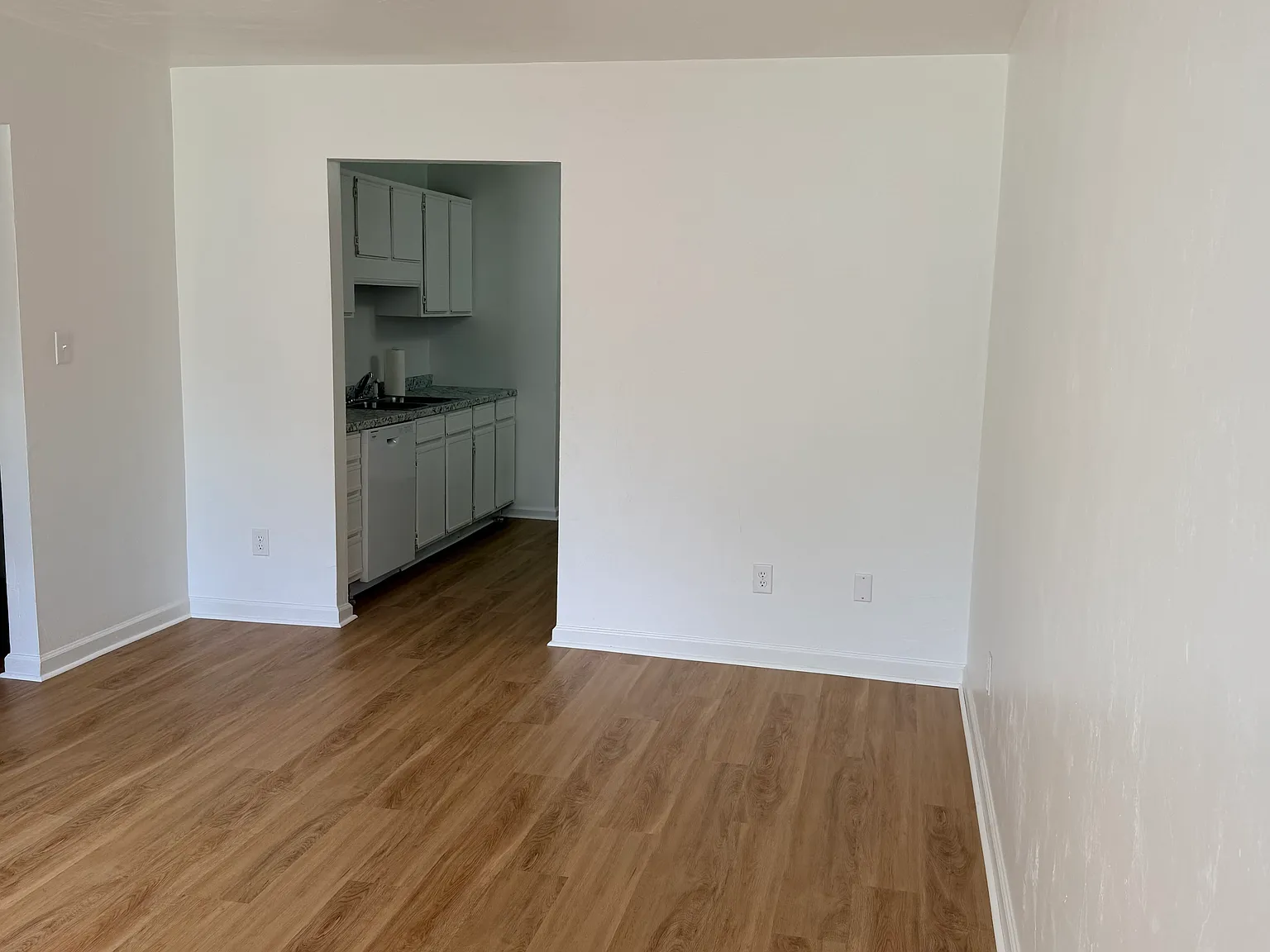 2 bed, 1.5 bath, 867 sqft, $1,100 — Photo 2