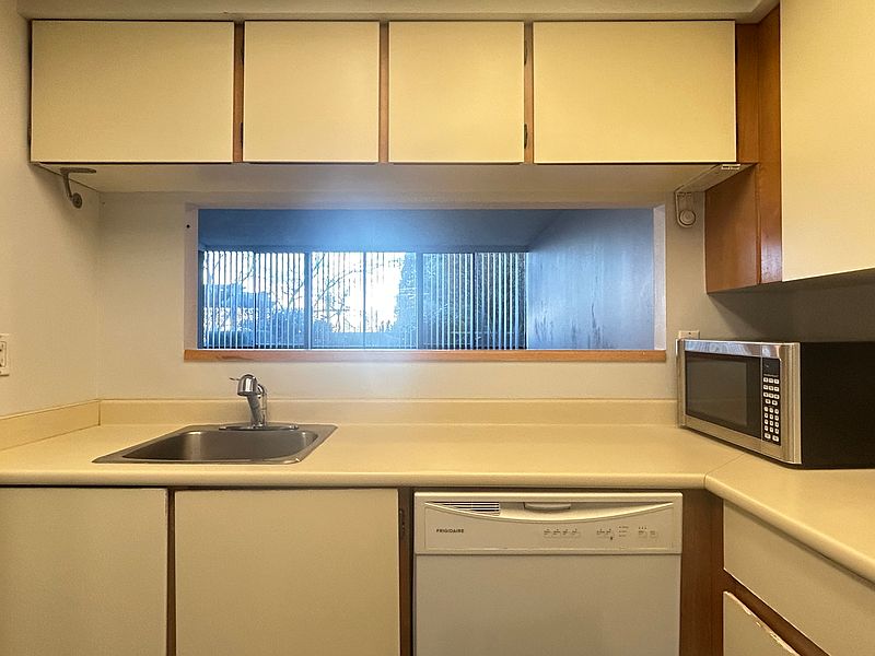 Coquitlam Apartment for rent - 1 Bedroom — photo 2