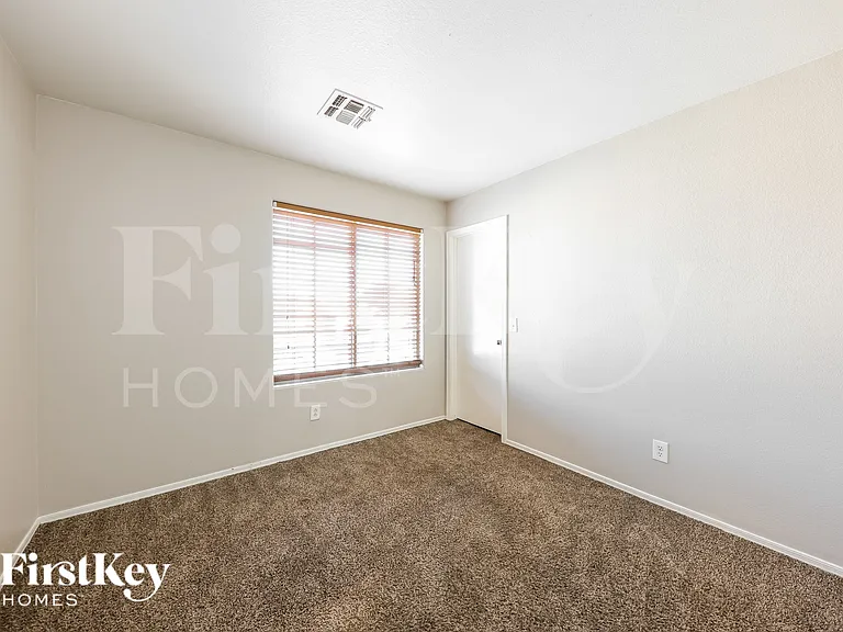 12807 W Voltaire Ave — Photo 16