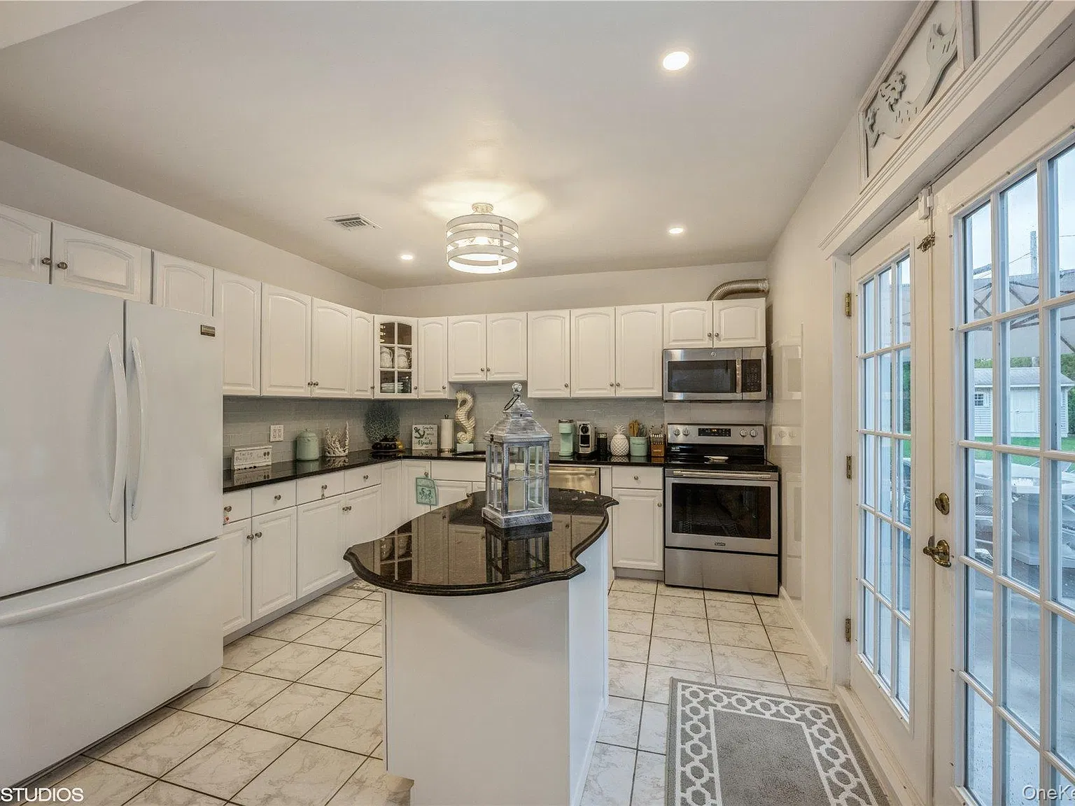 3 bed, 1.5 bath, 1600 sqft, $5,000 — Photo 3