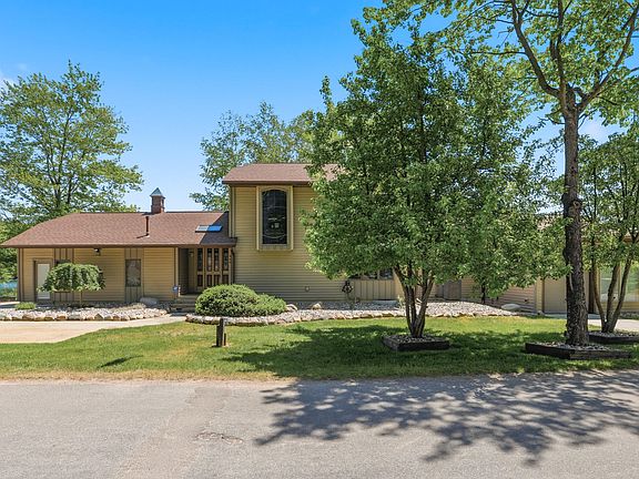 3rd image of 360 W Baldwin Lake Dr