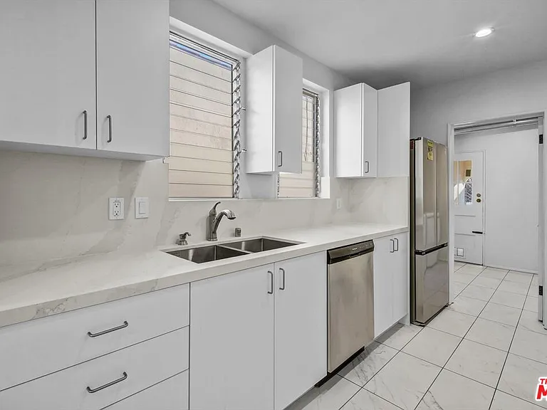 207 S Reeves Dr — Photo 8