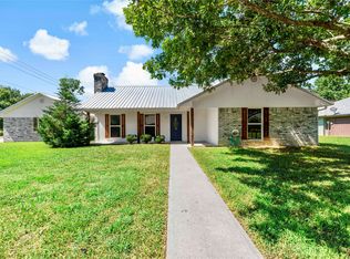 17 Helena Dr, Powderly, TX 75473