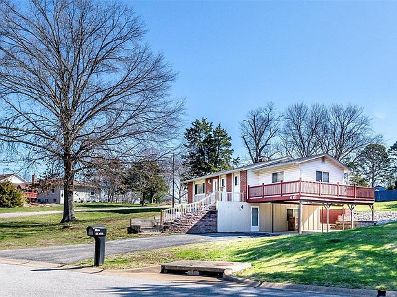 3rd image of 43 W Oak Hill Dr