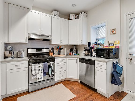 3rd image of 1827 1/2 W Leland Ave #3