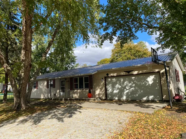 202 4th St, Fisher, IL 61843
