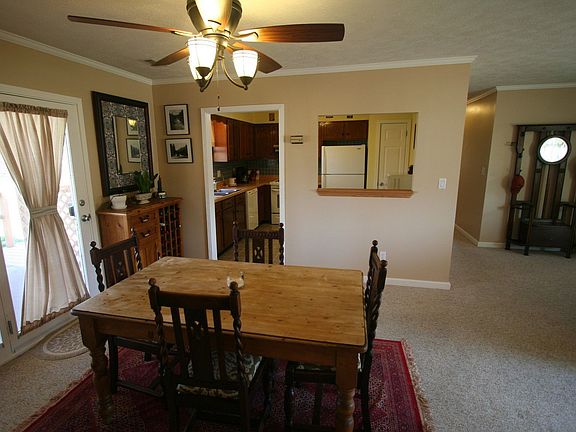 Dining area to kitchen