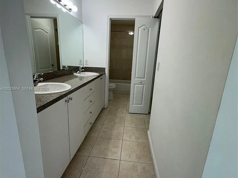 718 NE 4th Ct #718 — Photo 6