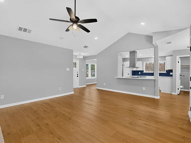 215 Aspenway Dr — Photo 13