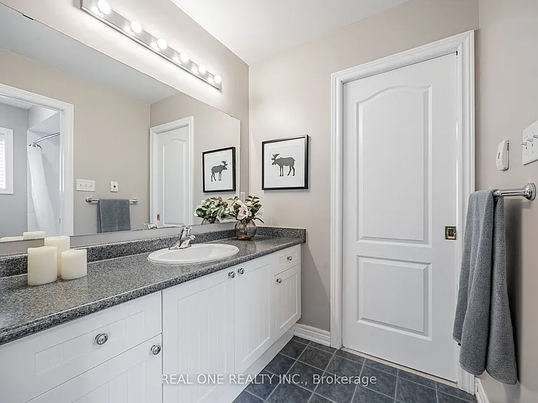 51 Hanson Cres — Photo 30