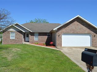 1412 Hillside Dr, Lebanon, MO 65536
