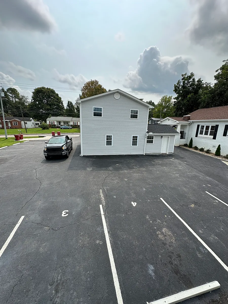 Building Photo - 2714 W Walnut St #3
