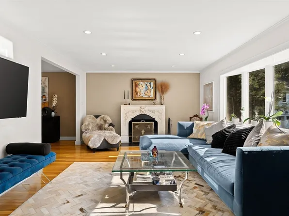44 Windemere Rd, Wellesley, MA 02481