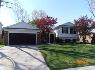 34001 Carl Dr, Livonia, MI 48152