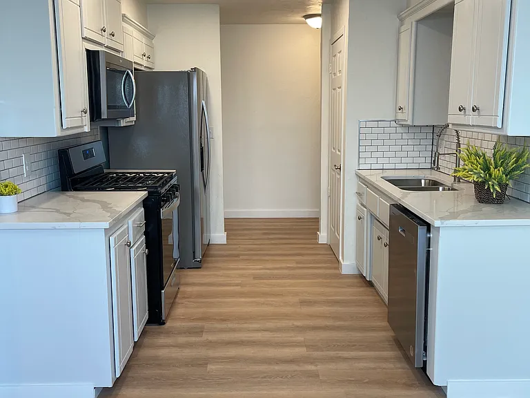 504 Pinewood Dr — Photo 5