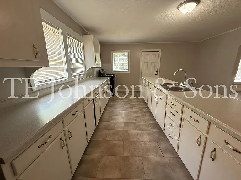 526 Chandler St — Photo 15