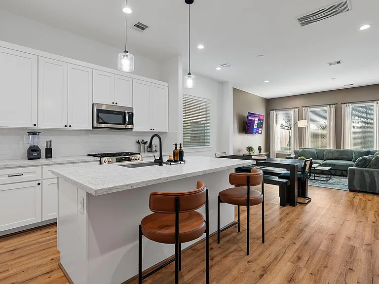 2710 Noble St — Photo 16