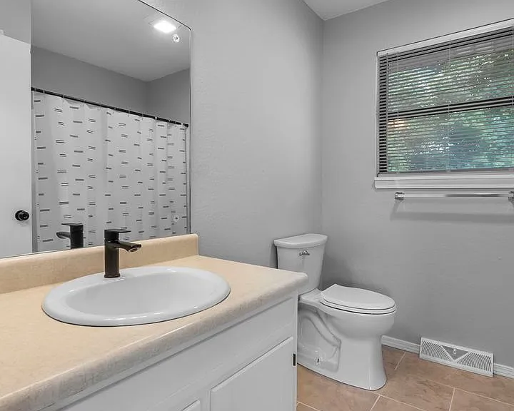 2563 Lisa Dr — Photo 14