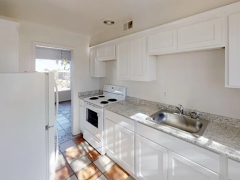 Super Cool Mid-Century Modern East Nob Hill Penthouse Suite with Views — Photo 5