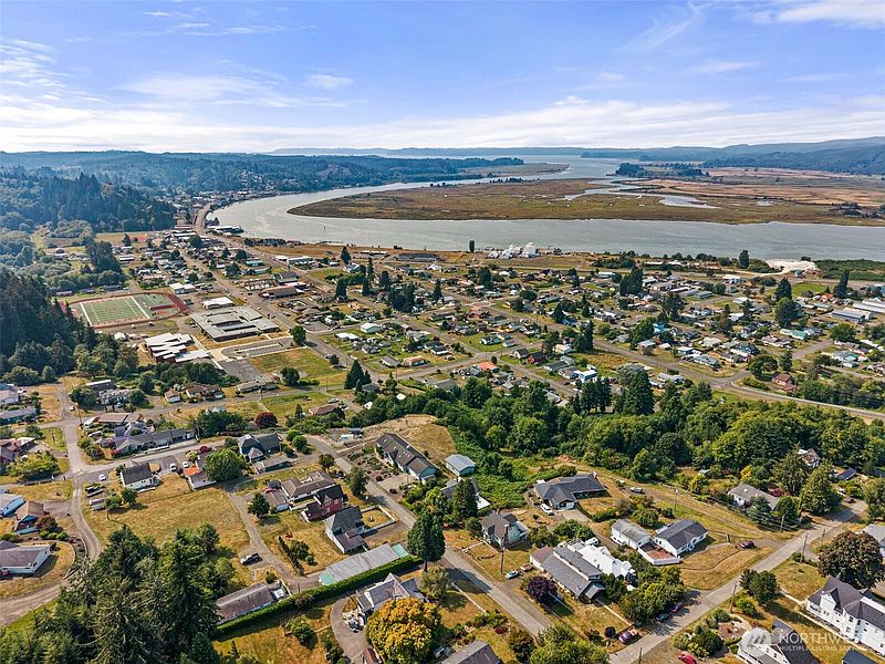 3rd image of 735 Cowlitz Street E