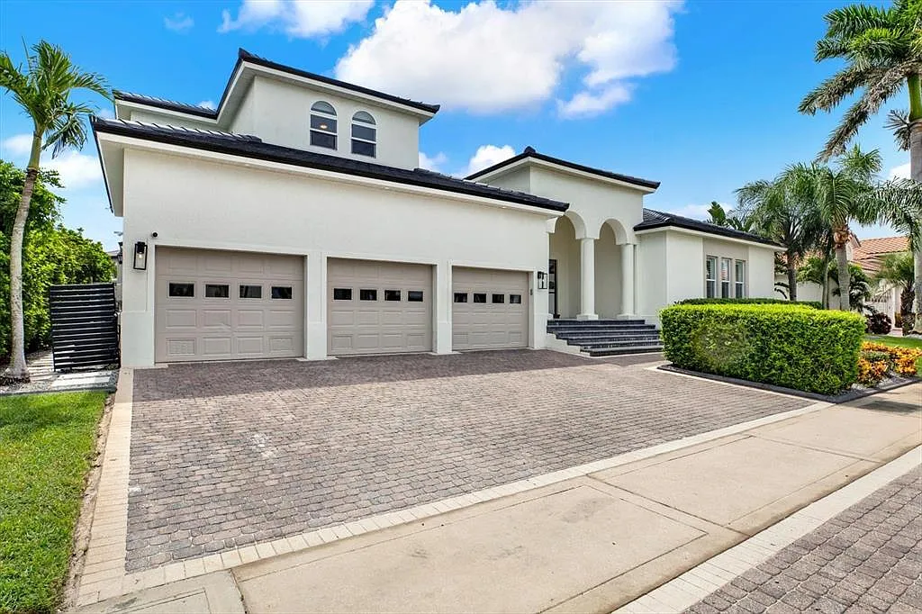 5 bed, 4.0 bath, 3769 sqft, $7,995 — Photo 3