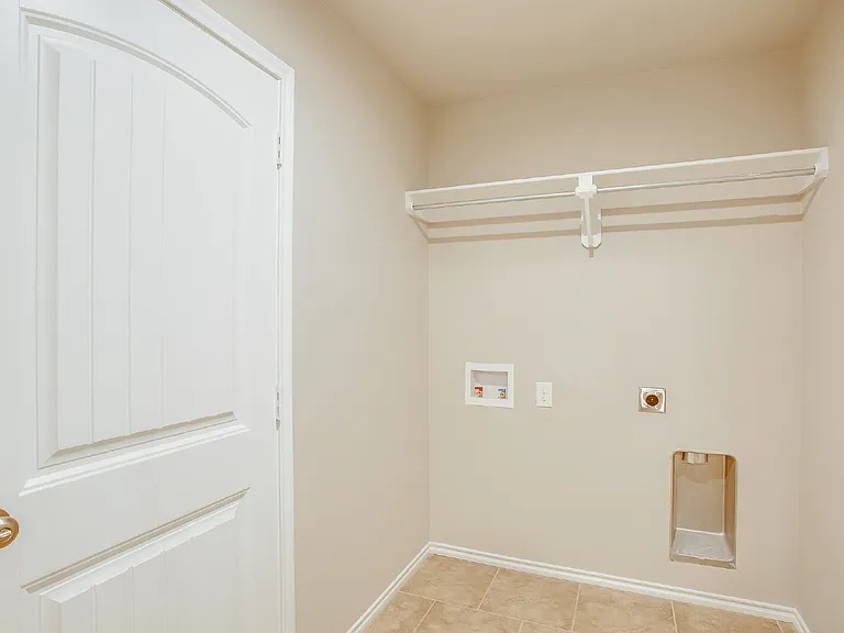 14204 Vernon Ave — Photo 2