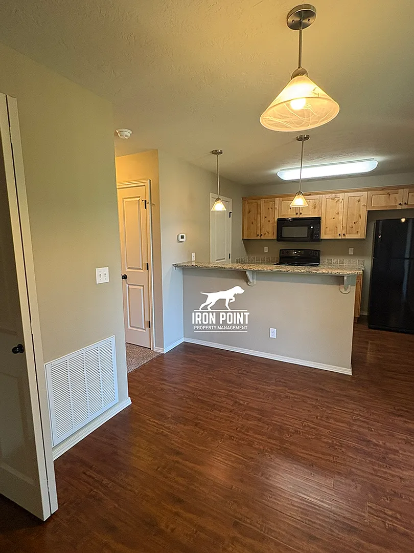 AV16572 — Photo 2