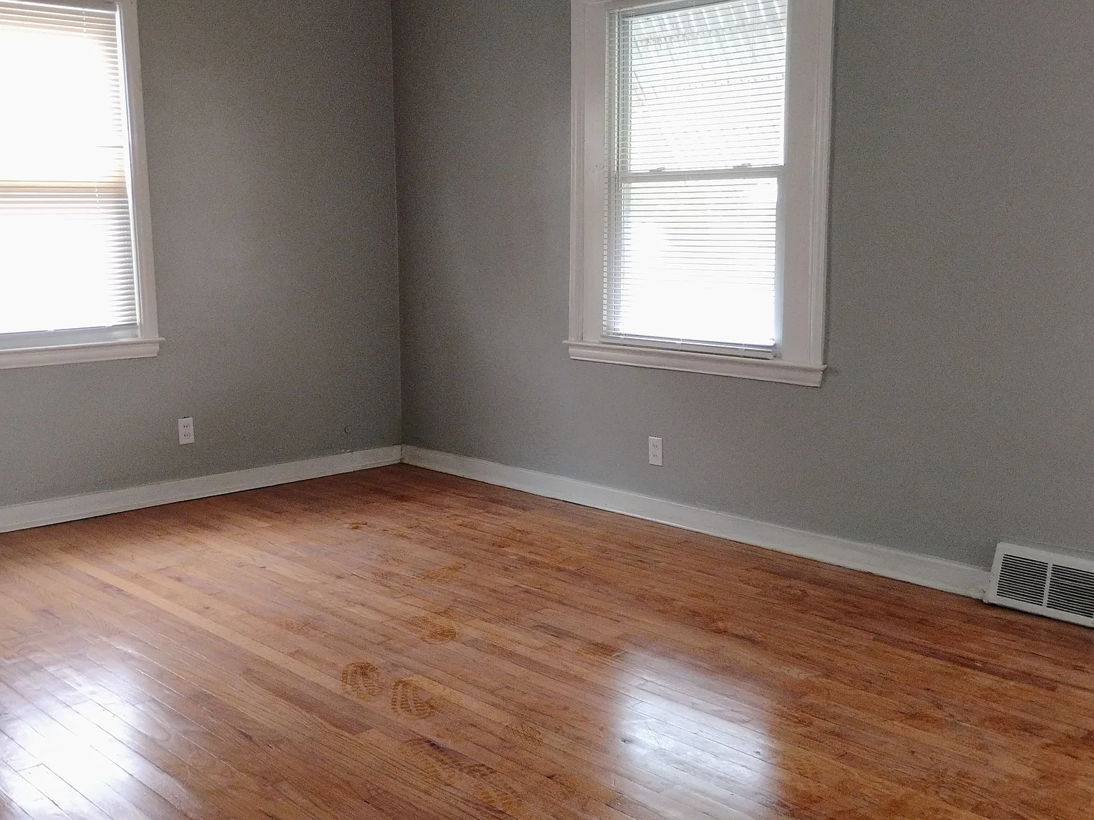 3 bed, 1000 sqft, $1,275 — Photo 2