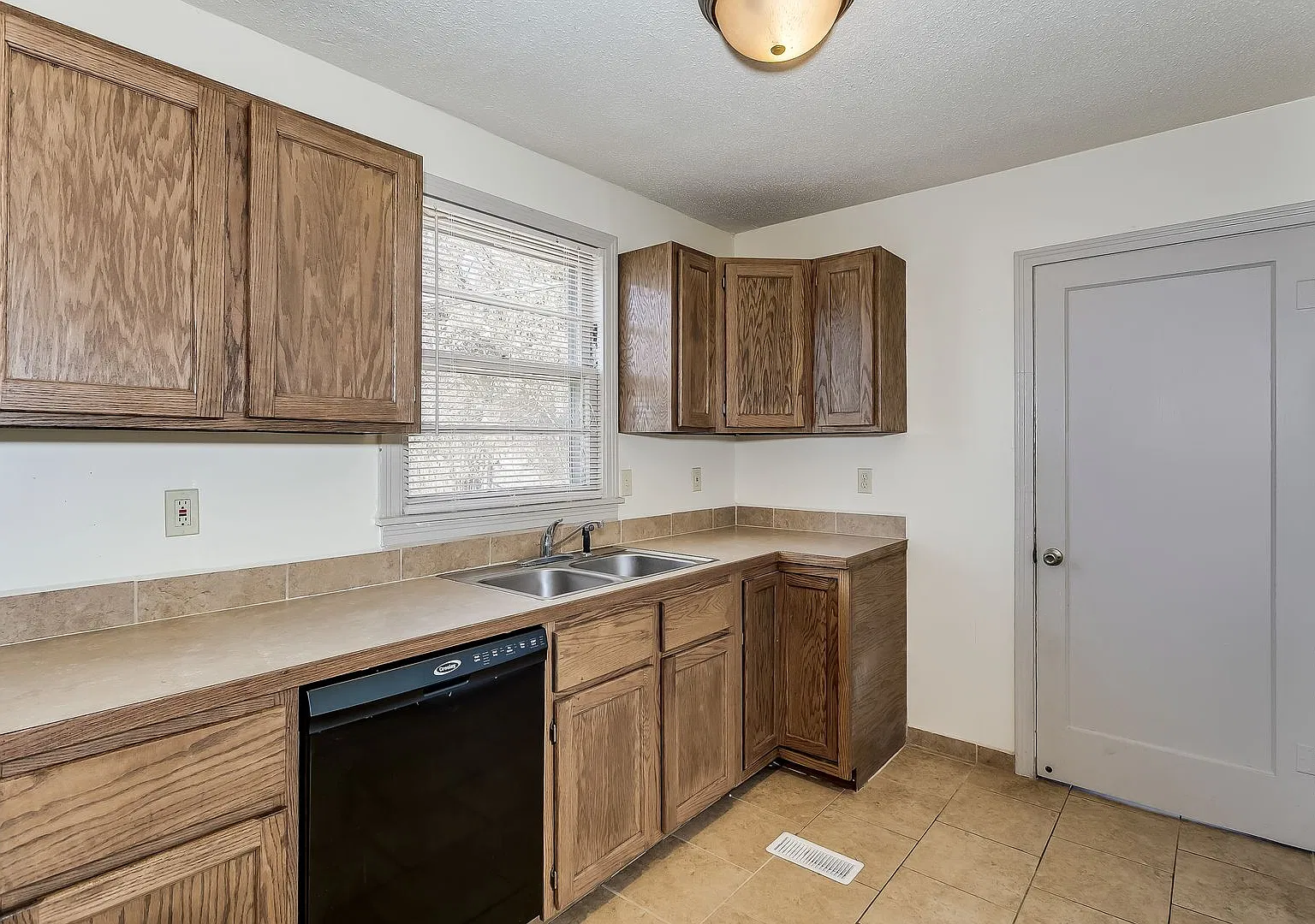 Charming 2 Bedroom with Attached Garage! — Photo 4