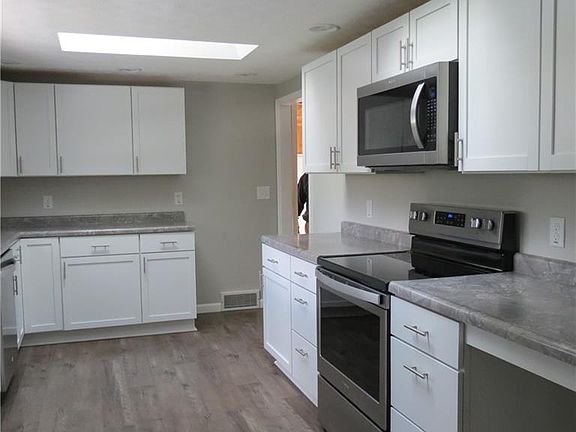 5th image of 1027 E Ave N