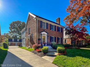 13107 Sherwood Dr, Huntington Woods, MI 48070