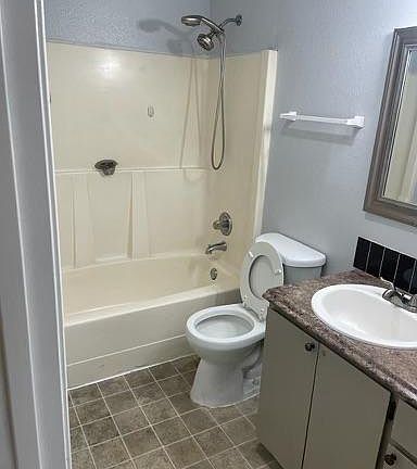 4th image of 19012 B St E APT D