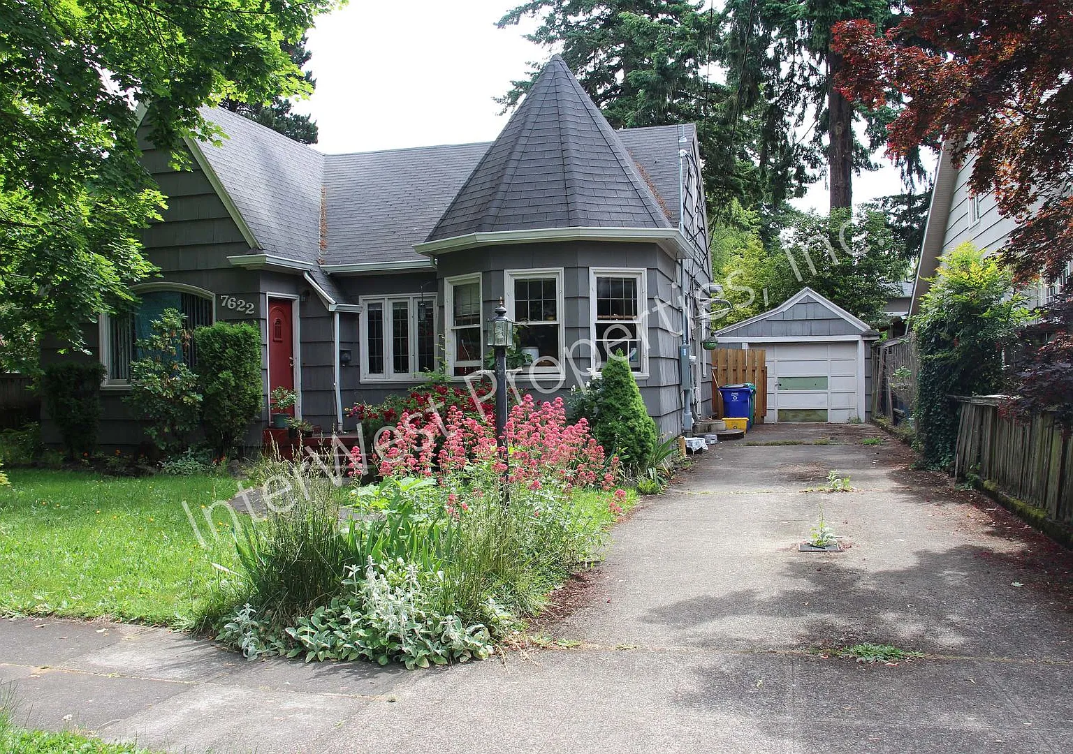 3 Bedroom Portland Home Near Reed College with Hardwoods & Large Yard — Photo 3