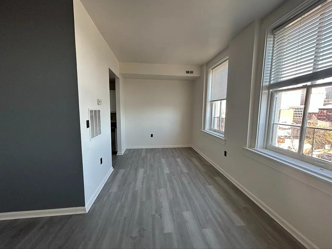 Building Photo - Vernon Homes